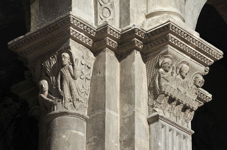 Chapiteaux romans du choeur de la cathédrale Saint-Vincent