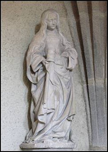 Église de Charmoy, statue de Marie-Madeleine avec son pot d'onguent