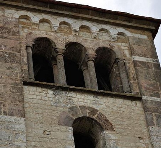 Saint-Ythaire : Clocher roman