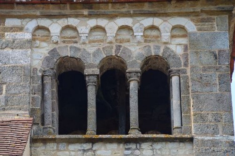 Saint-Ythaire : modillons du clocher