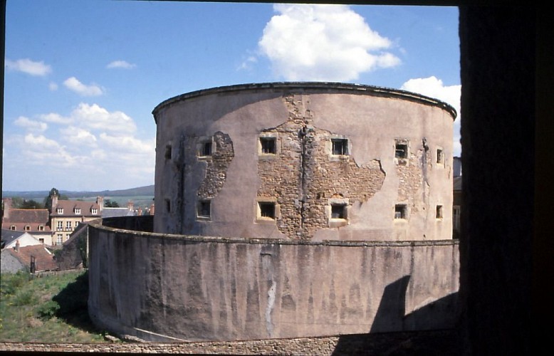PRISON PANOPTIQUE LE BATIMENT DE DETENTION ET LE CHEMIN DE ROND VUS DE L'HOTEL ROLIN AVRIL 2006