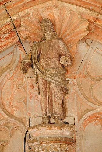 Décor gothique flamboyant tympan : coquille st Jacques entourant Jean-Baptiste