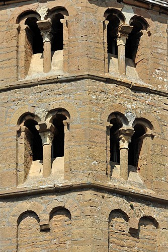 Clocher roman à baies géminées et bandes lombardes de l'église de Loché