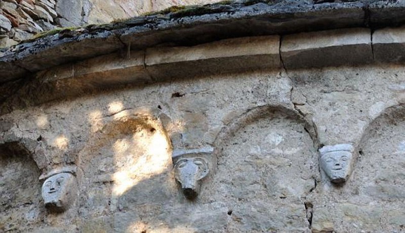 SAINT-GENGOUX-DE-SCISSE modillons et arcatures du chevet roman