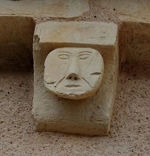Modillon roman sculpté église de Sologny