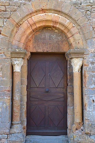 Porte latérale romane