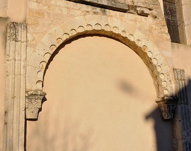 Ancien portail latéral roman de la nef
