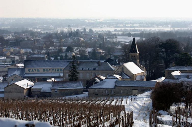 Eglise de Viré par la neige Côté_sud-ouest et cave vinicole