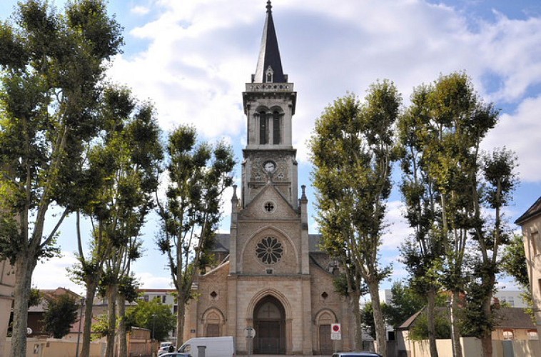Façade de l'église néogothique Saint Cosme