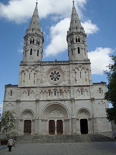 Façade de l'église néo-romane Saint- Pierre de Mâcon