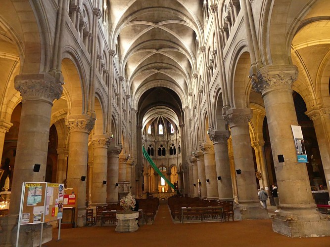 Nef centrale de l'église Saint-Pierre de Mâcon
