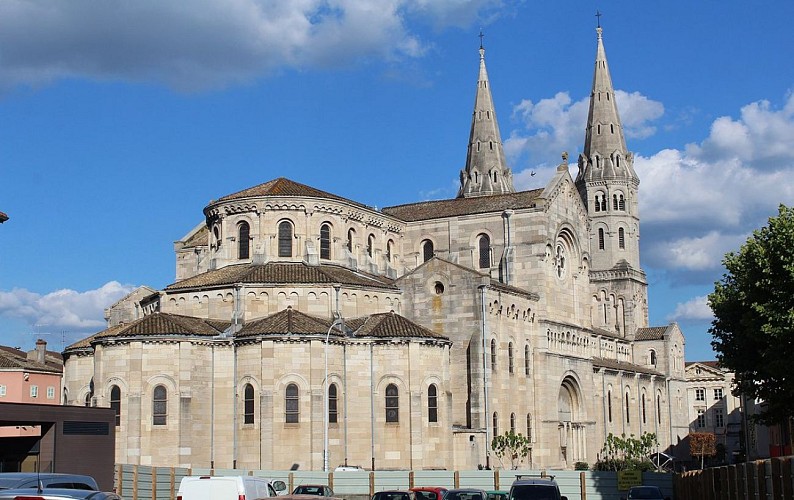Chevet de l'église néo-romane Saint-Pierre de Mâcon