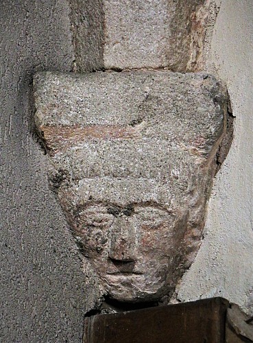 Culot gothique sculpté d'une tête
