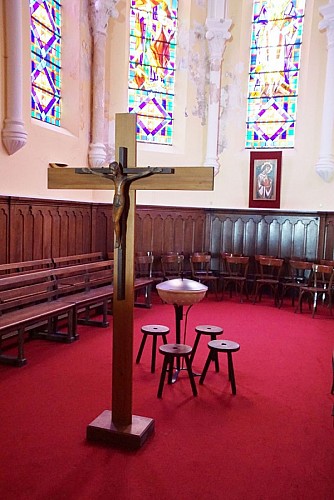Église Saint-Charles du Creusot, stalles et croix