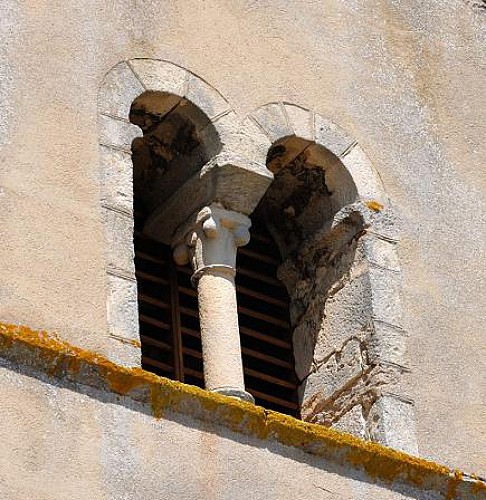 Église romane Saint-Firmin, baie géminée du clocher roman