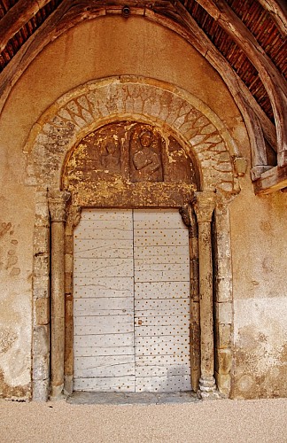 Stèle gallo-romaine en remploi tympan église Saint-Pierre-de-Varennes