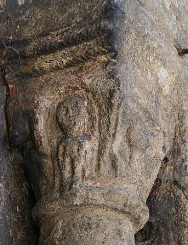 Chapiteau du portail de l'église SAINT-PIERRE-DE-VARENNES