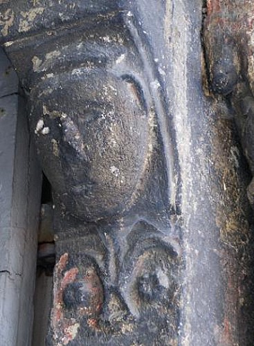 Corbeau sculpté d'une tête de l'église SAINT-PIERRE-DE-VARENNES