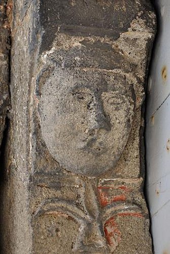 Corbeau sculpté d'une tête portail église SAINT-PIERRE-DE-VARENNES