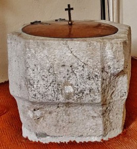 Cuve baptismale octogonale de granit Saint-Pierre-de-Varennes