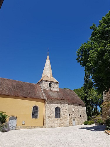 Église Saint-Saturnin de Saint-Sernin-du-Bois, vue depuis la place de la mairie