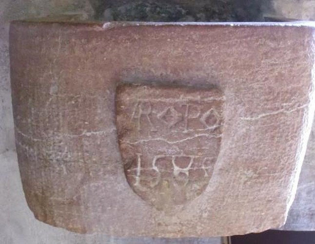 Bénitier daté de 1585 près de la porte latérale