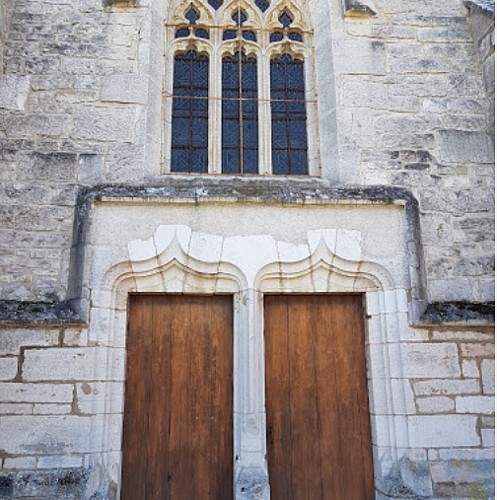 Demigny (71) Façade principale de l'église gothique