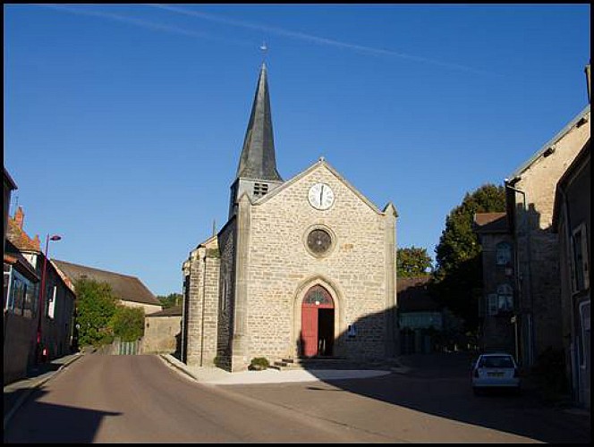 Façade d'entrée de l'église de Dennevy