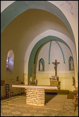 Choeur et autel de l'église de Dennevy
