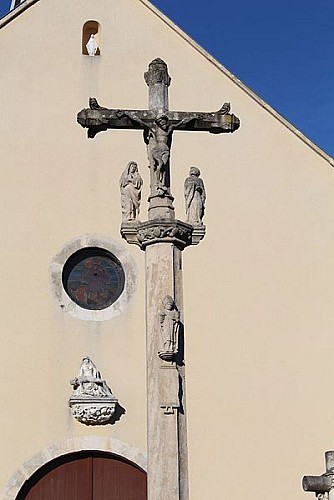 Calvaire du cimetiere-Saint-Loup-de-Varennes et Pietà façade église