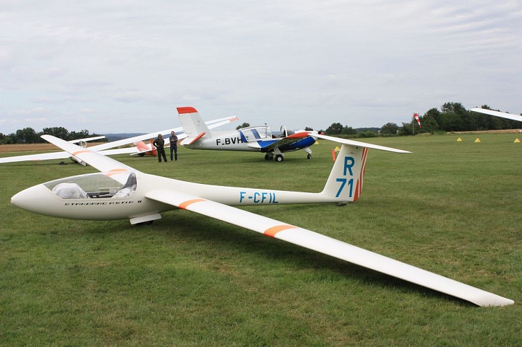 Monoplace et  avion remorqueur - Centre de Vol à Voile - Paray-le-Monial