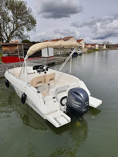 PHOTO 1 Bateau a moteur avec permis