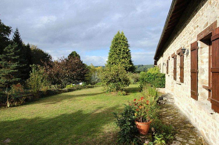 Gite "La Condamine" à Eymoutiers en Haute-Vienne (Limousin en Nouvelle Aquitaine)- terrain côté rez de jardin_2