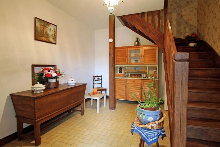 Gite "La Condamine" à Eymoutiers en Haute-Vienne (Limousin en Nouvelle Aquitaine). Entrée côté cour, accès par escalier_4