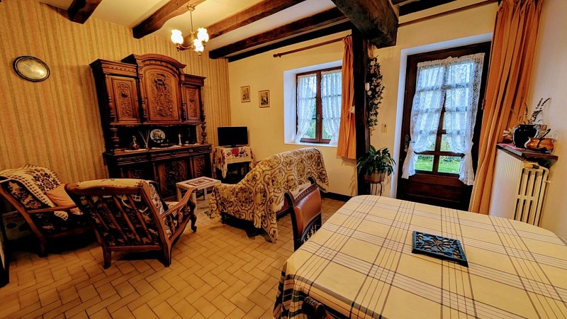 Gite "La Condamine" à Eymoutiers en Haute-Vienne (Limousin en Nouvelle Aquitaine)- séjour salon accès au terrain en pelouse_8