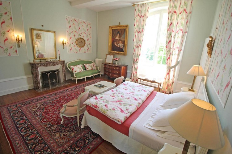 Chambre d'hôtes "Le Chateau De La Chabroulie" à Isle en Haute-Vienne (Limousin)- chambre camélia_8
