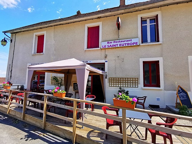 façade-terrasse-exterieure-restaurant-le-saint-eutrope_1