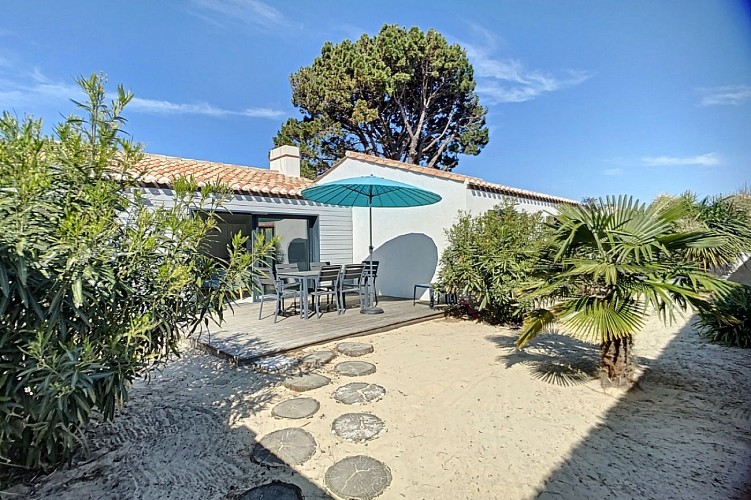 Les CALORGES  - A l'orée du Bois de la Chaize, à 900m du Château