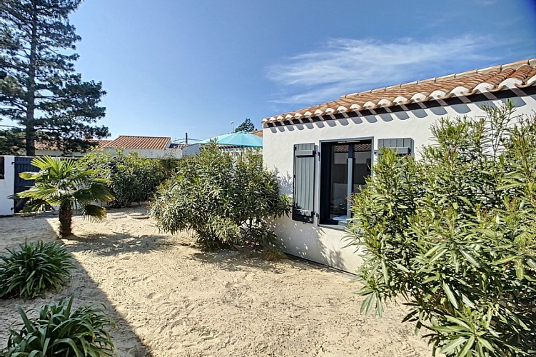 Les CALORGES  - A l'orée du Bois de la Chaize, à 900m du Château