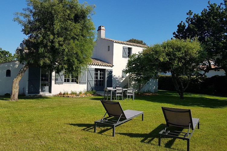 A 200m de la plage de la Clère, à l'orée du Bois de La Chaise sur l'ile de Noirmoutier