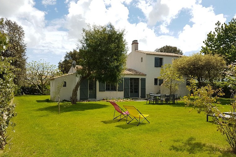 A 200m de la plage de la Clère, à l'orée du Bois de La Chaise sur l'ile de Noirmoutier