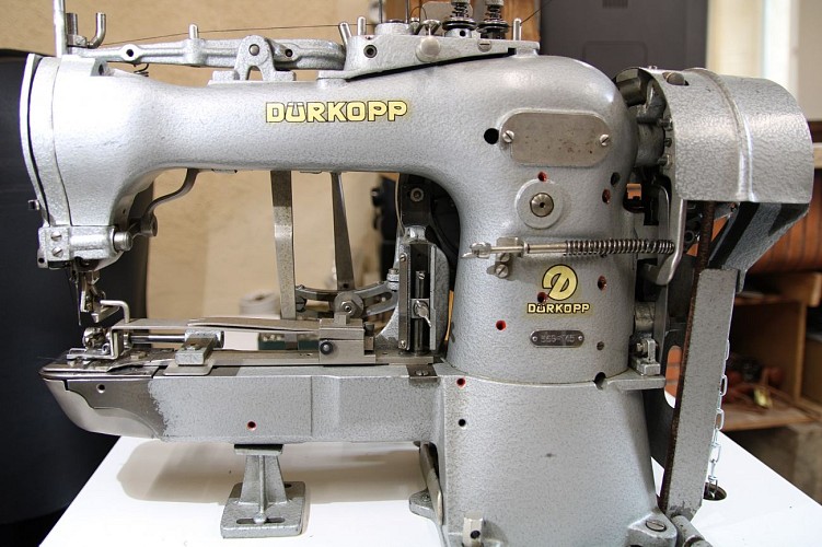 Machine à coudre aiguilettes