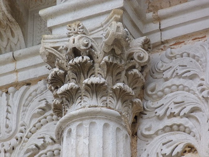 Château de Champlitte - Un chapiteau sculpté