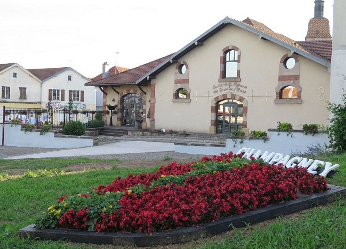 Maison de la négritude - extérieur fleuri