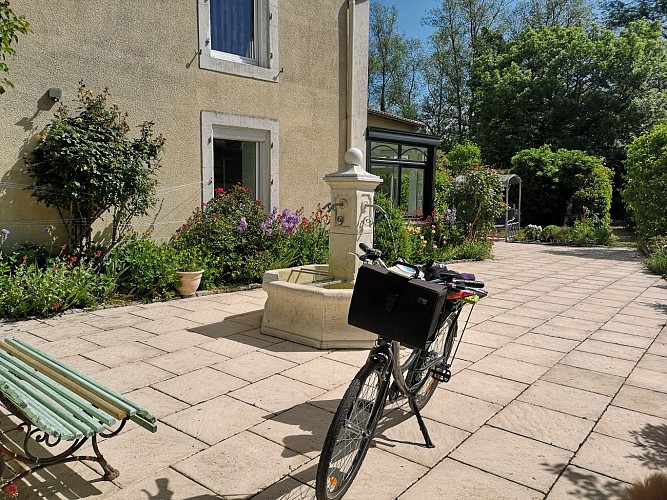 l'entrée côté chambre d'hôtes de la maison de l'étang
