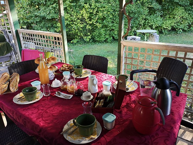 petit déjeuner dans le jardin