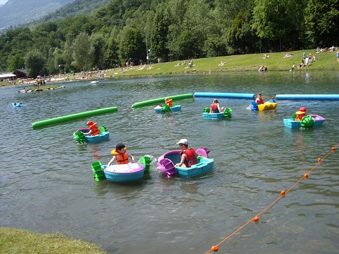 Pédalokid op het meer van het ontspanningscentrum (Base de loisirs)