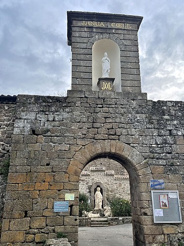 Entrée sanctuaire de notre dame d'ay