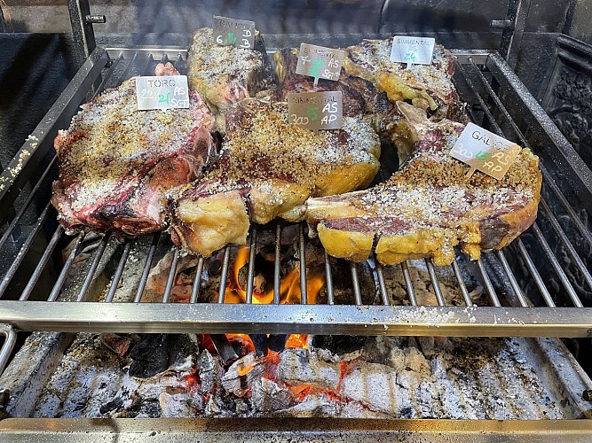 Auberge 22 Biarritz Nos côtes affinées, cuites au feu de bois et fumées au pied de vigne du Jurançon 2