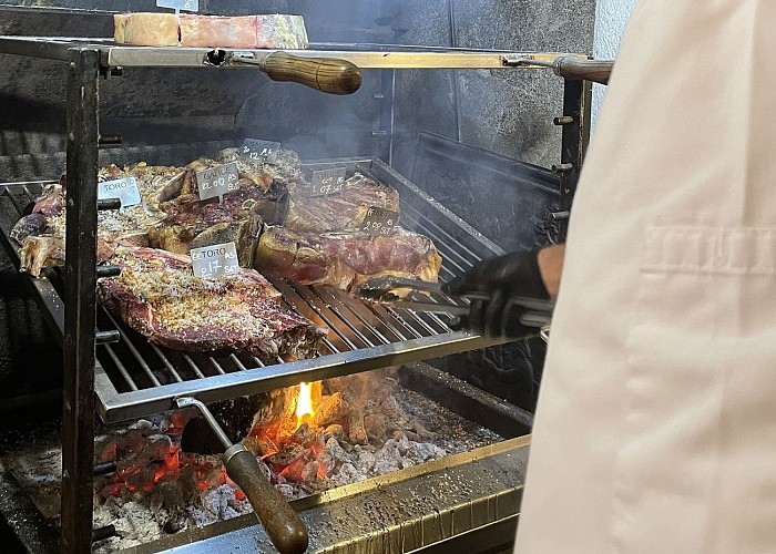 Auberge 22 Biarritz Nos côtes affinées, cuites au feu de bois et fumées au pied de vigne du Jurançon